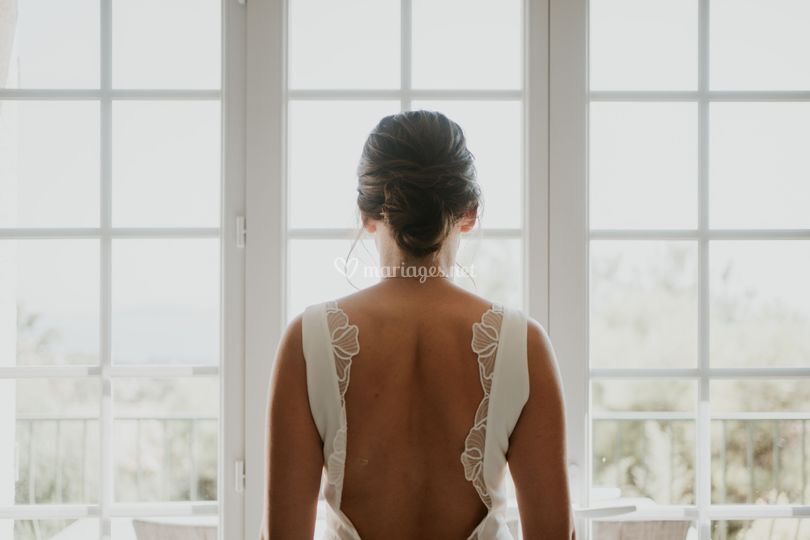 Des préparatifs de mariage dans une suite lumineuse.